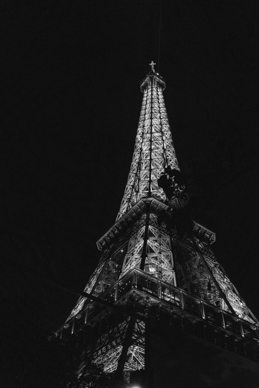 Elegant heiraten in Paris: Entdecke stilvolle WILVORST Hochzeitsanzüge für den Bräutigam und einen unvergesslichen Hochzeitslook in der Stadt der Liebe.