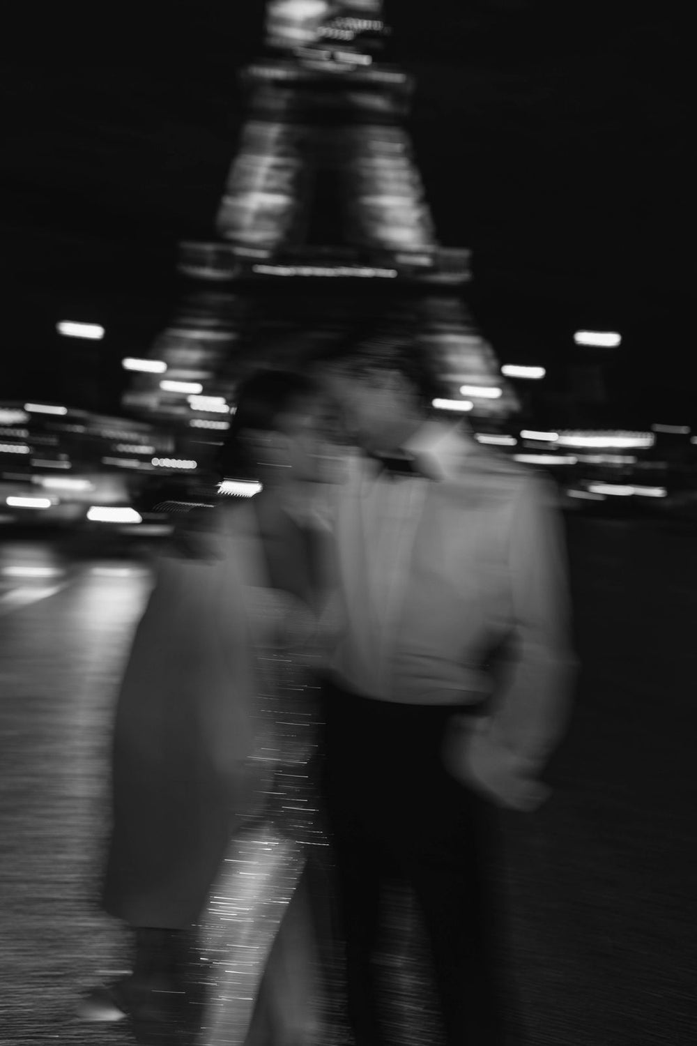 Heiraten mit Parisian Chic: Elegante WILVORST Hochzeitsanzüge verbinden modernen Stil mit dem besonderen Flair einer Hochzeit in Paris.