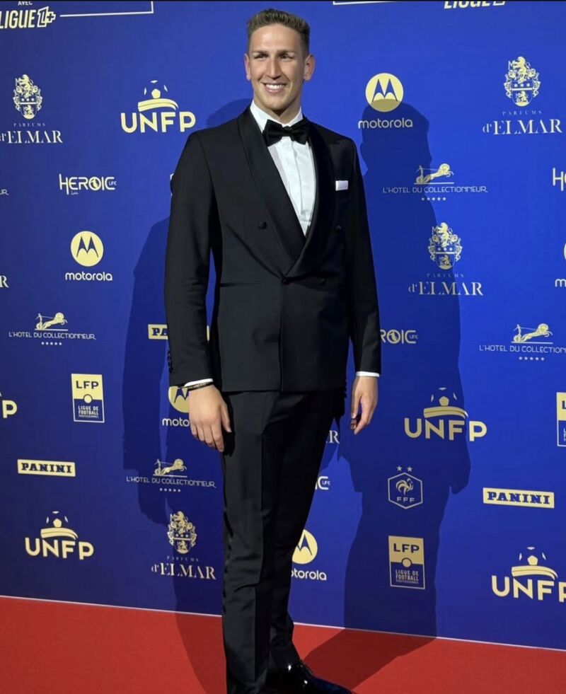 Schwimmstar Lukas Märtens zeigt sich im eleganten WILVORST Anzug. Entdecke seinen stilvollen Look abseits des Schwimmbeckens.