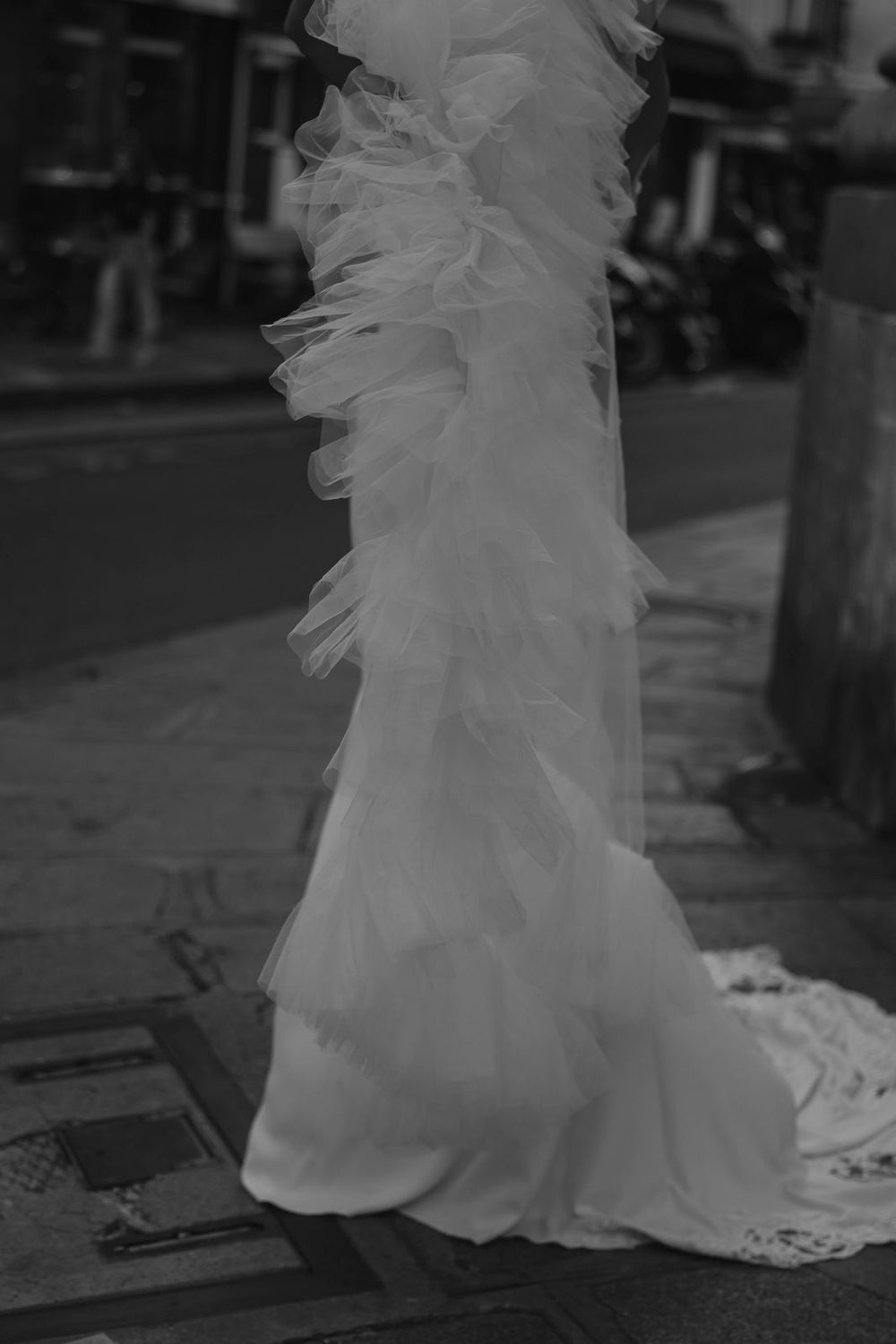 Pariser Eleganz trifft modernen Bräutigam-Style: Entdecke WILVORST Hochzeitsanzüge für eine stilvolle und romantische Hochzeit in Paris.