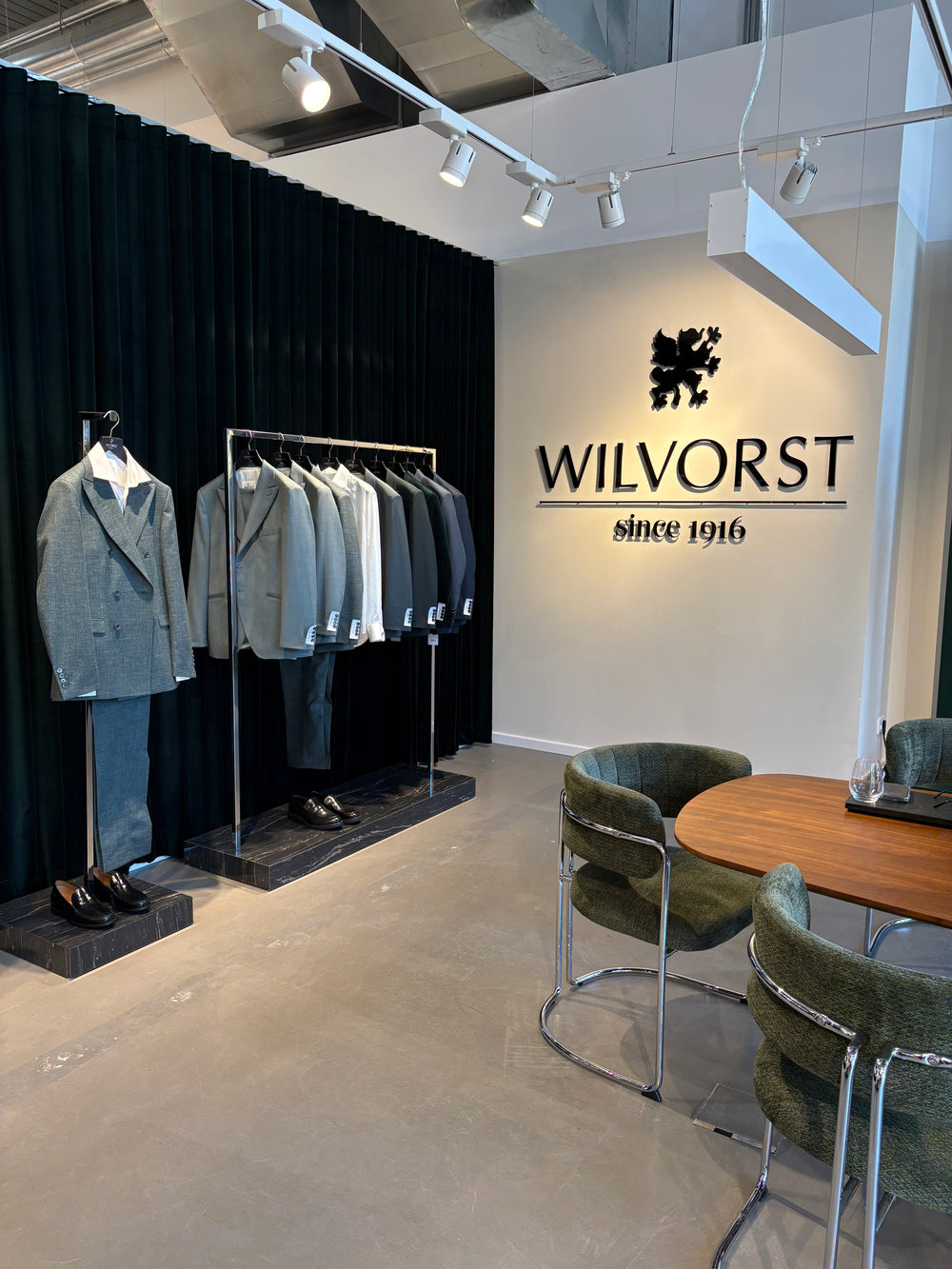 WILVORST Showroom mit Hochzeitsanzügen, Fashion-Anzügen und eleganten Smokings in Düsseldorf