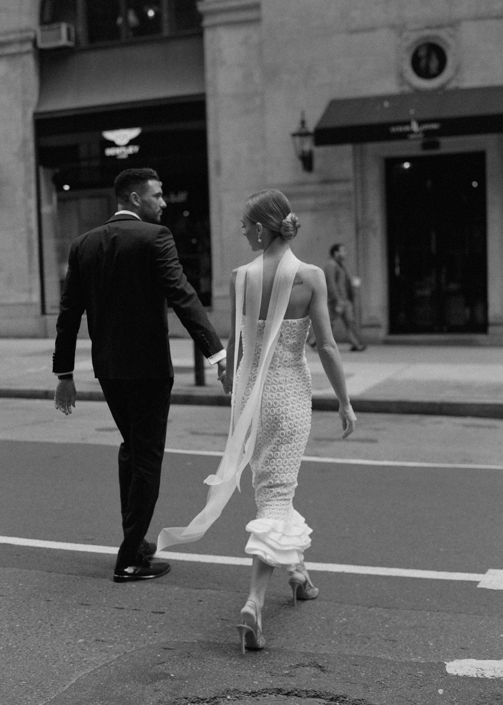 Heiraten in New York: Entdecke elegante WILVORST Smoking-Anzüge für den Bräutigam und einen stilvollen Hochzeitslook mit urbanem Flair.