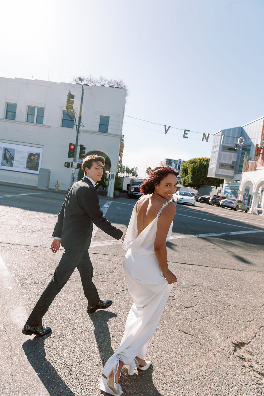 Der perfekte Hochzeitsanzug für Los Angeles: Entdecke moderne WILVORST Looks für Bräutigame und eine stilvolle Hochzeit unter kalifornischer Sonne.