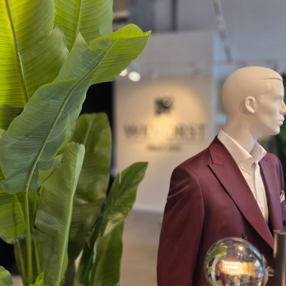 Elegante Anzug Kollektion im WILVORST Showroom Düsseldorf mit Hochzeitsanzügen, Smokings und Accessoires