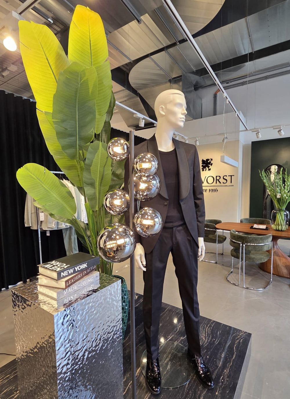 WILVORST Showroom in Düsseldorf mit Hochzeitsanzügen, Smokings und passenden Accessoires für Herren