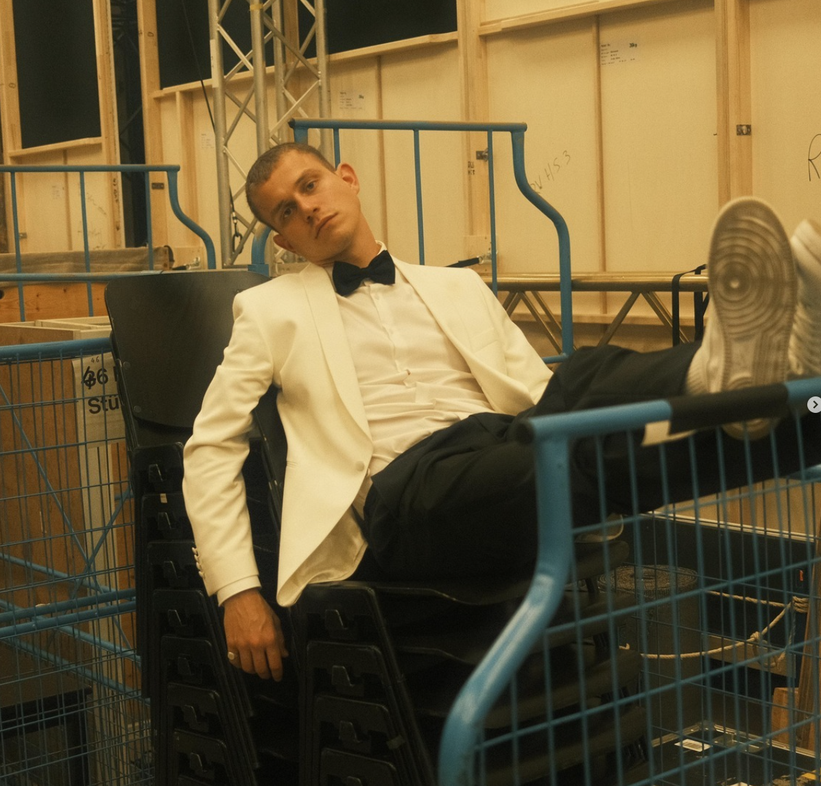 Sänger und Entertainer Gregor Hägele im WILVORST Look: Entdecke moderne Herrenmode und einen stilvollen Fashion-Auftritt für besondere Momente.