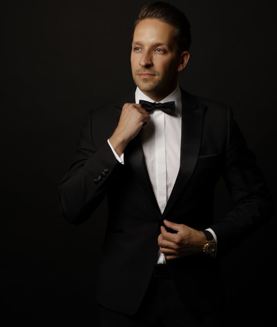 Entertainer Thomas Sniadowski im eleganten WILVORST Smoking: Entdecke seinen stilvollen Black Tie Look für einen besonderen Auftritt.