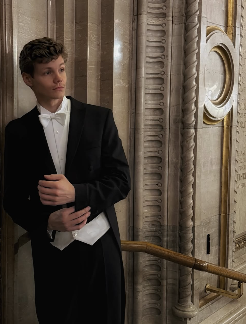 Stilvoll beim Wiener Opernball: Entdecke den eleganten WILVORST Frack am Influencer – klassische White Tie Eleganz für einen besonderen Abend.