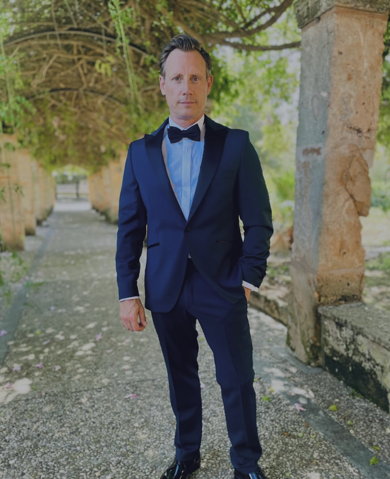Stilvoll vor der Kamera: Entdecke den Schauspieler aus Dr. Nice im eleganten WILVORST Anzug und einen besonderen Look aus der beliebten TV-Reihe.