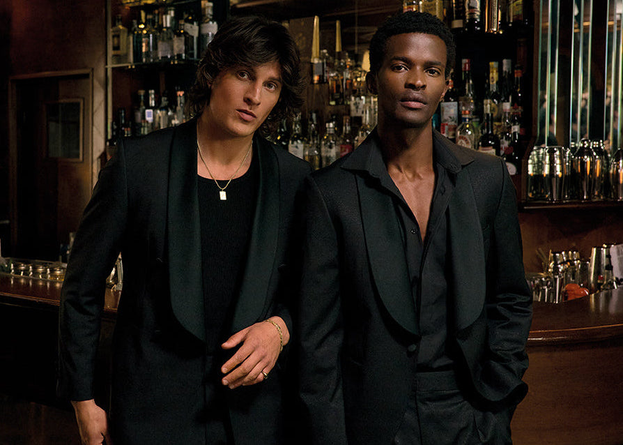 BLACK TIE meets Fashion: Smoking Anzug neu interpretiert mit Tshrt und Statement Kette