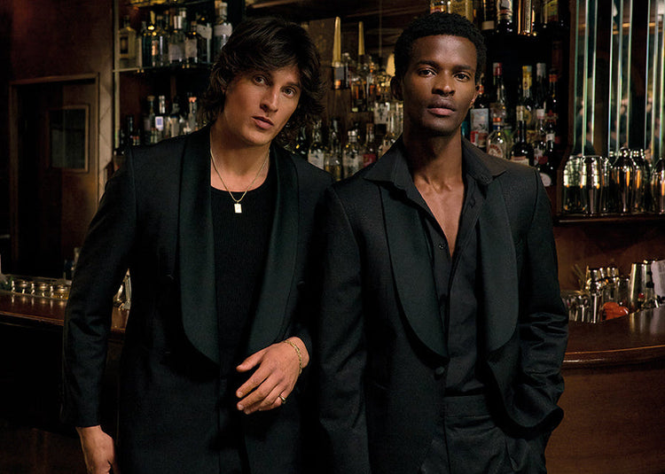 BLACK TIE meets Fashion: Smoking Anzug neu interpretiert mit Tshrt und Statement Kette