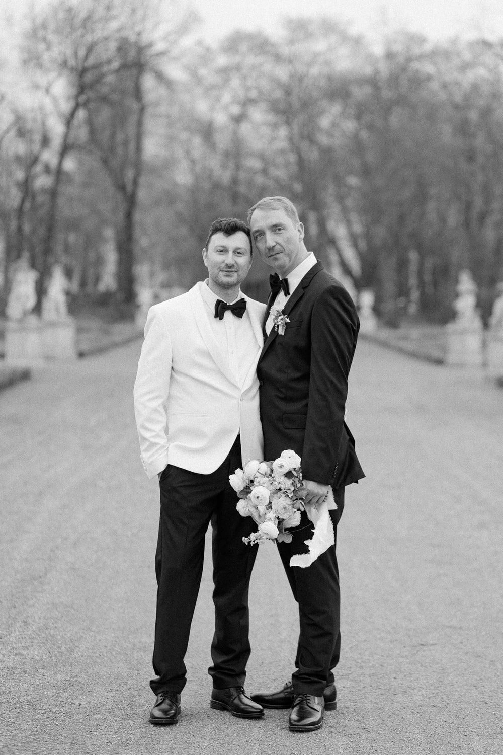 Zwei Männer, zwei Looks, ein gemeinsamer Stil: Smoking trifft Dinnersakko. Entdeckt elegante Black & White Hochzeitslooks von WILVORST.