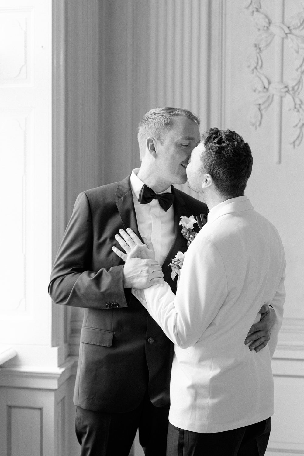 Smoking trifft Dinnersakko: Entdeckt elegante Black & White Looks von WILVORST für zwei Bräutigame und einen unvergesslichen Hochzeitstag.