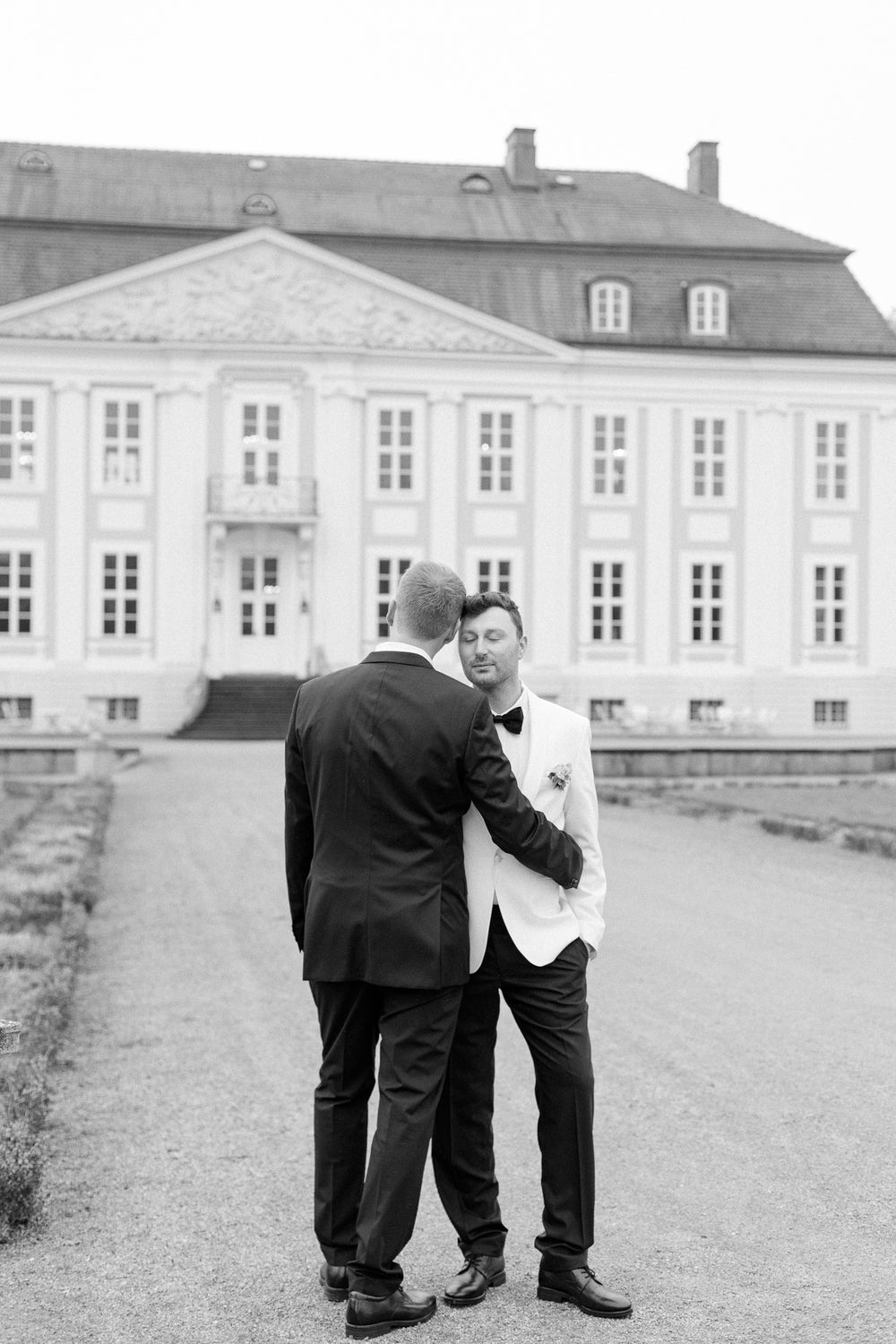 Black & White als stilvolles Hochzeitsstatement: Entdeckt Smoking und Dinnersakko von WILVORST für einen eleganten gemeinsamen Auftritt.