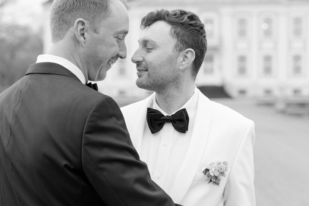 Black & White für das männliche Hochzeitspaar: Entdeckt Smoking und Dinnersakko von WILVORST für zwei elegante und perfekt abgestimmte Hochzeitslooks.