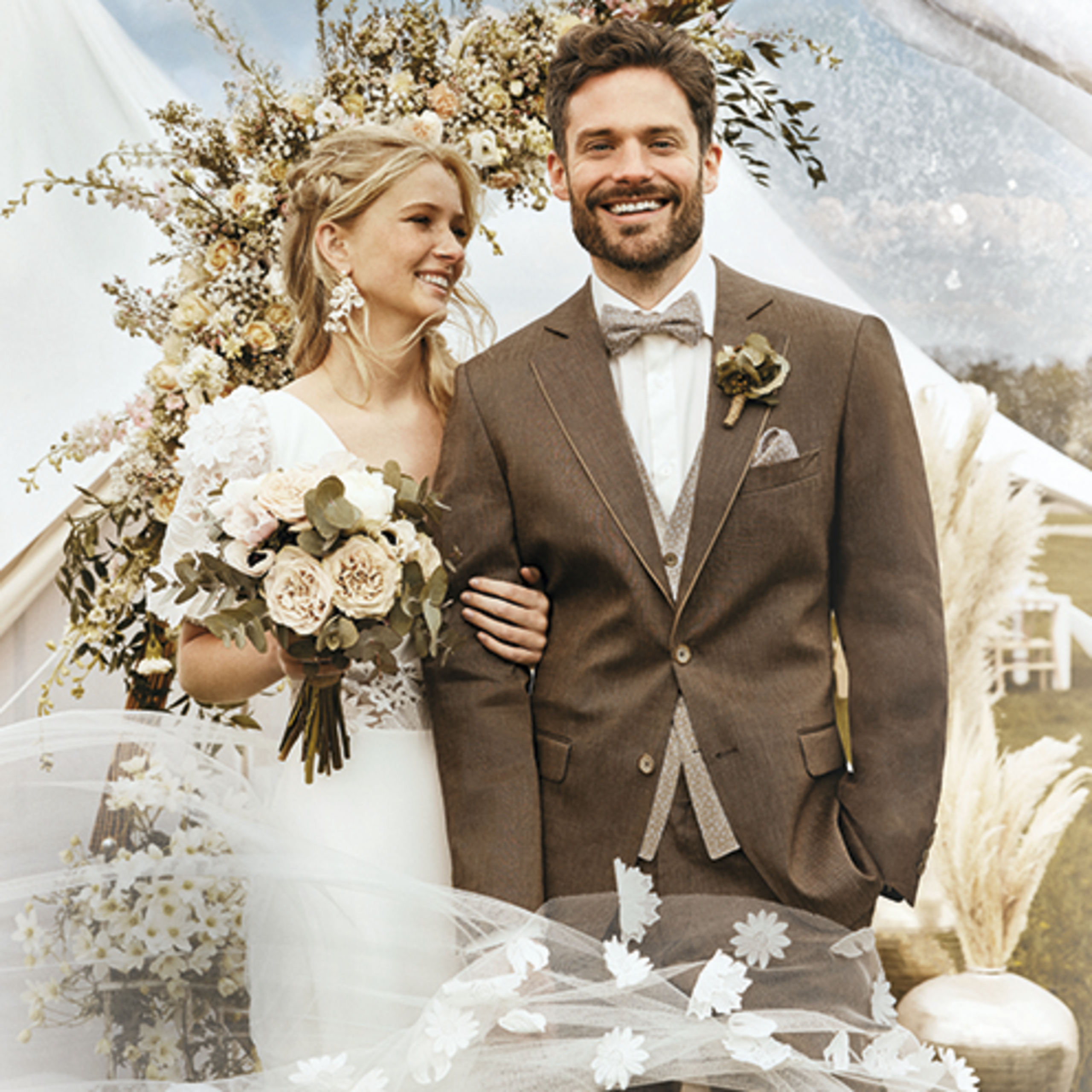 Erlebe die neue GLAM VINTAGE Wedding Hochzeitsanzug Kollektion 20245 von ATELIER TORINO - Look 1: Moderner Wolle / Leinen Look mit Baumwollpaspel am Revers